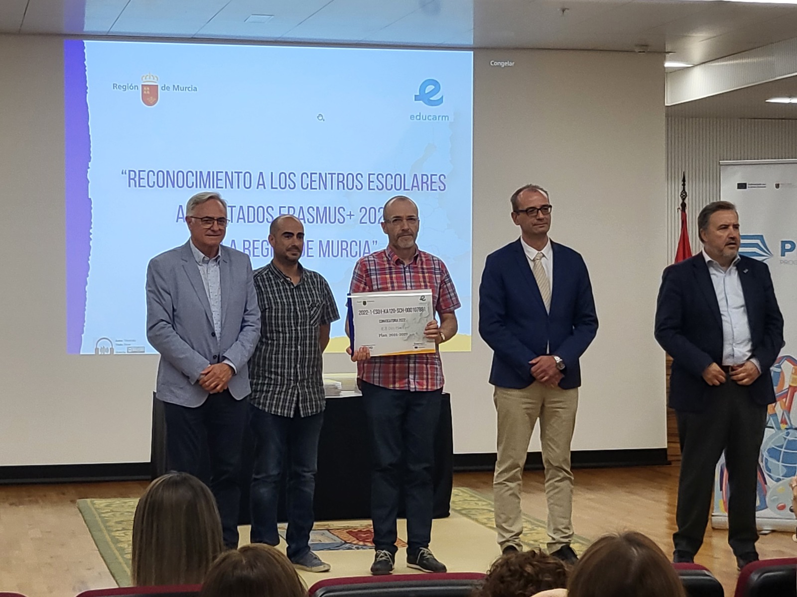 El Consejero de Educación nos hace entrega de la placa de la acreditación Erasmus+ para educación escolar